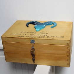 Dřevěná truhla znamení zvěrokruhu Beran
