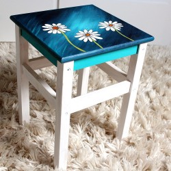 Malovaná dřevěná stolička kopretiny
