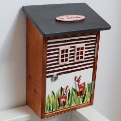 Dřevěná poštovní schránka ROUBENKA v lese