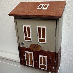 Dřevěná poštovní schránka na míru - DŮM s okýnky