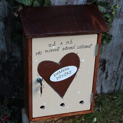 Malovaná poštovní schránka důvěry s otvory - srdce