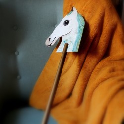 Dřevěný kůň na tyči malovaný