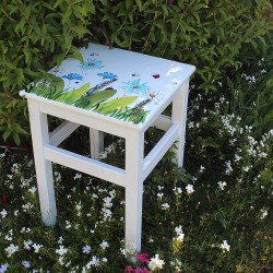 Malovaná dřevěná stolička heřmánek