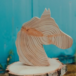 Dřevěná dekorace kůň