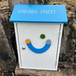 Schránka důvěry do školy s vyřezávaným logem