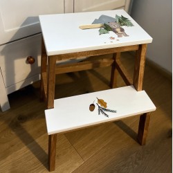 Dřevěné malované schůdky V LESE