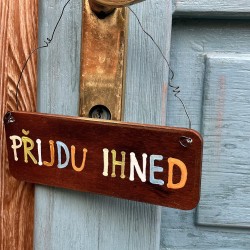 Cedulka PŘIJDU HNED a zavřeno