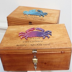 MAxi dřevěná truhla znamení zvěrokruhu se zámkem
