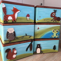 Dřevěná truhla na hračky zvířátka v lese