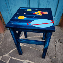 Malovaná dřevěná stolička vesmír