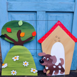 dřevěná nástěnka se štěňátkem v psí boudě